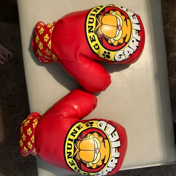 Garfield Red Boxing Gloves - Picture 1 of 4